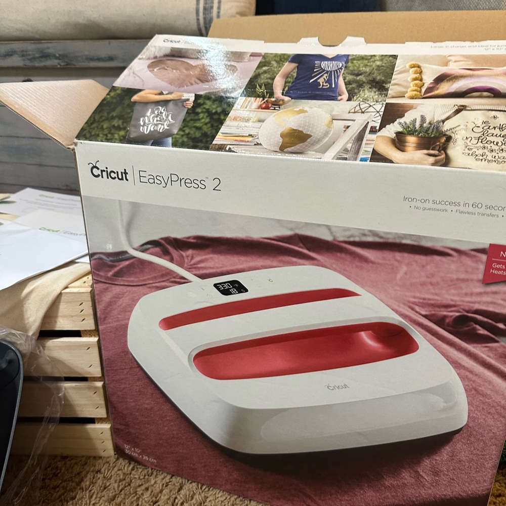 Cricut EasyPress 2 and Easy Press Mat NIP